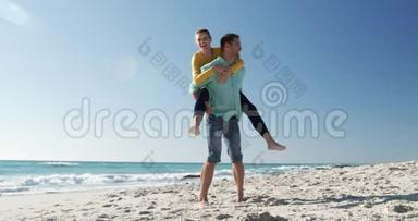 恋爱中的情侣一起享受海滩上的自由时光